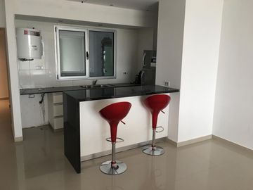 Semipiso frente al mar, de tres dormitorios y tres baños, cocina, amplio living-comedor, dos cocheras, parrilla, SUM, espejo de agua , en Monte Hermos