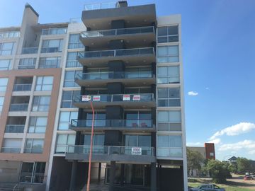 Semipiso frente al mar, de tres dormitorios y tres baños, cocina, amplio living-comedor, dos cocheras, parrilla, SUM, espejo de agua , en Monte Hermos