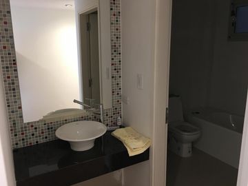 Semipiso frente al mar, de tres dormitorios y tres baños, cocina, amplio living-comedor, dos cocheras, parrilla, SUM, espejo de agua , en Monte Hermos