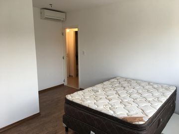 Semipiso frente al mar, de tres dormitorios y tres baños, cocina, amplio living-comedor, dos cocheras, parrilla, SUM, espejo de agua , en Monte Hermos