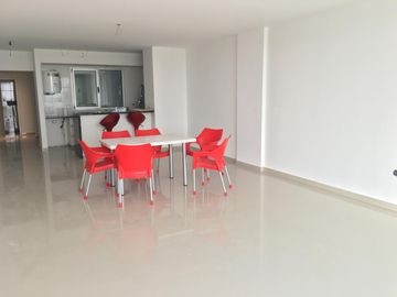 Semipiso frente al mar, de tres dormitorios y tres baños, cocina, amplio living-comedor, dos cocheras, parrilla, SUM, espejo de agua , en Monte Hermos
