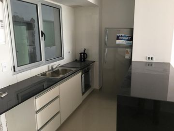 Semipiso frente al mar, de tres dormitorios y tres baños, cocina, amplio living-comedor, dos cocheras, parrilla, SUM, espejo de agua , en Monte Hermos