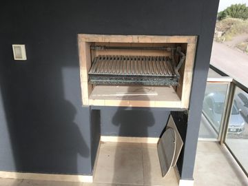 Semipiso frente al mar, de tres dormitorios y tres baños, cocina, amplio living-comedor, dos cocheras, parrilla, SUM, espejo de agua , en Monte Hermos