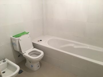 Semipiso frente al mar, de tres dormitorios y tres baños, cocina, amplio living-comedor, dos cocheras, parrilla, SUM, espejo de agua , en Monte Hermos