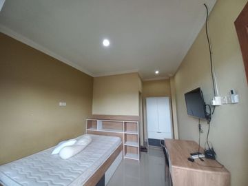 KOST ELIT 14 KAMAR DI KAWASAN MAJU DEKAT MALL DAN KAMPUS TERNAMA TEPI JALAN