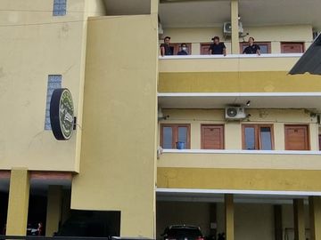 KOST ELIT 14 KAMAR DI KAWASAN MAJU DEKAT MALL DAN KAMPUS TERNAMA TEPI JALAN