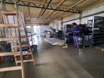Excelente industria/deposito de 990 m2 cubiertos en 3 ptas. Villa Lynch Se vende con renta CALZADA