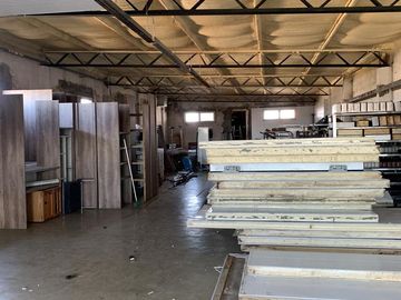 Excelente industria/deposito de 990 m2 cubiertos en 3 ptas. Villa Lynch Se vende con renta CALZADA