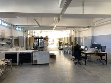 Excelente industria/deposito de 990 m2 cubiertos en 3 ptas. Villa Lynch Se vende con renta CALZADA