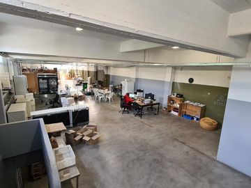 Excelente industria/deposito de 990 m2 cubiertos en 3 ptas. Villa Lynch Se vende con renta CALZADA