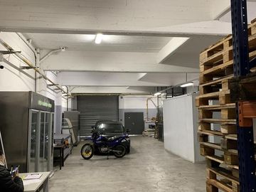 Excelente industria/deposito de 990 m2 cubiertos en 3 ptas. Villa Lynch Se vende con renta CALZADA