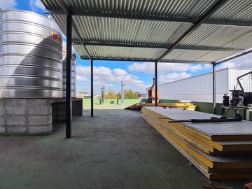 Excelente industria/deposito de 990 m2 cubiertos en 3 ptas. Villa Lynch Se vende con renta CALZADA