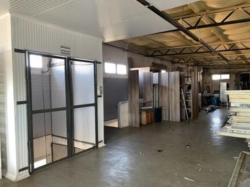 Excelente industria/deposito de 990 m2 cubiertos en 3 ptas. Villa Lynch Se vende con renta CALZADA