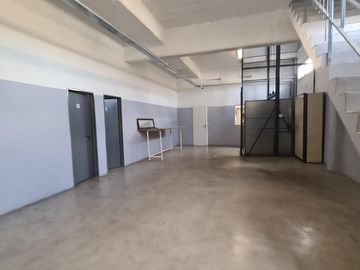 Excelente industria/deposito de 990 m2 cubiertos en 3 ptas. Villa Lynch Se vende con renta CALZADA
