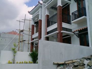 RUMAH SIAP HUNI TENGAH KOTA 2 LANTAI HARGA ANEH