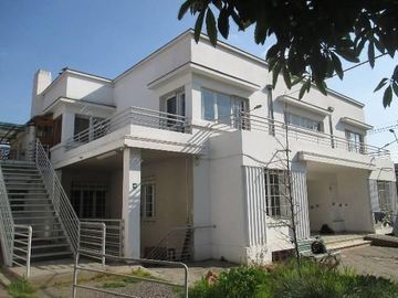 Dos enormes casas, más oficina en  esquina, Ñuñoa