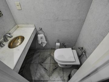 VENTA PISO 4 AMB. CON DEPENDENCIAS EN RECOLETA