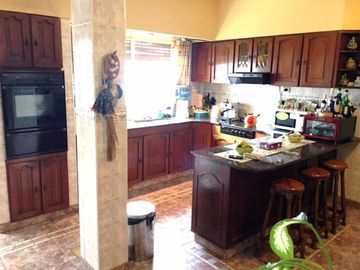 EXCELENTE CASA DE 5 AMB C/DEP DE SERV, JARDIN C/PISCINA, GARAGE Y 3 BALCONES