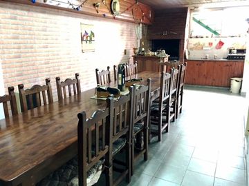 EXCELENTE CASA DE 5 AMB C/DEP DE SERV, JARDIN C/PISCINA, GARAGE Y 3 BALCONES