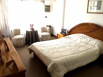 EXCELENTE CASA DE 5 AMB C/DEP DE SERV, JARDIN C/PISCINA, GARAGE Y 3 BALCONES