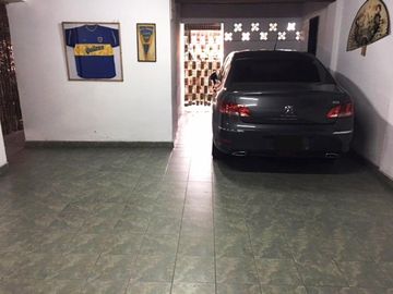 EXCELENTE CASA DE 5 AMB C/DEP DE SERV, JARDIN C/PISCINA, GARAGE Y 3 BALCONES