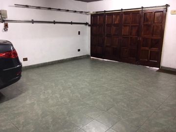 EXCELENTE CASA DE 5 AMB C/DEP DE SERV, JARDIN C/PISCINA, GARAGE Y 3 BALCONES