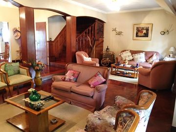 EXCELENTE CASA DE 5 AMB C/DEP DE SERV, JARDIN C/PISCINA, GARAGE Y 3 BALCONES