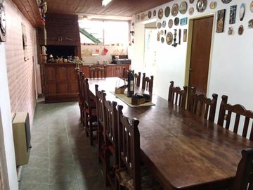 EXCELENTE CASA DE 5 AMB C/DEP DE SERV, JARDIN C/PISCINA, GARAGE Y 3 BALCONES
