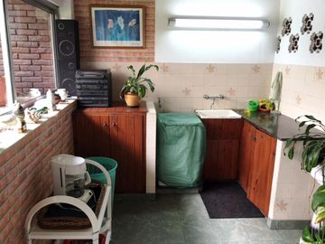 EXCELENTE CASA DE 5 AMB C/DEP DE SERV, JARDIN C/PISCINA, GARAGE Y 3 BALCONES
