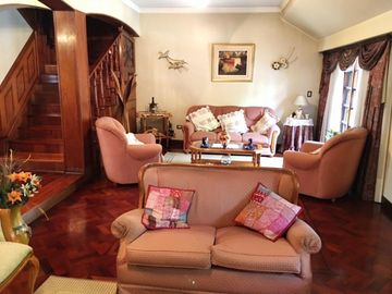 EXCELENTE CASA DE 5 AMB C/DEP DE SERV, JARDIN C/PISCINA, GARAGE Y 3 BALCONES