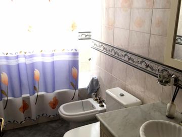 EXCELENTE CASA DE 5 AMB C/DEP DE SERV, JARDIN C/PISCINA, GARAGE Y 3 BALCONES