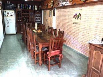 EXCELENTE CASA DE 5 AMB C/DEP DE SERV, JARDIN C/PISCINA, GARAGE Y 3 BALCONES