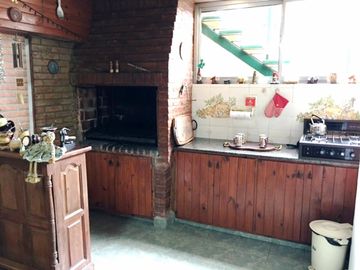 EXCELENTE CASA DE 5 AMB C/DEP DE SERV, JARDIN C/PISCINA, GARAGE Y 3 BALCONES