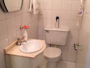 EXCELENTE CASA DE 5 AMB C/DEP DE SERV, JARDIN C/PISCINA, GARAGE Y 3 BALCONES
