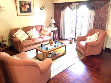 EXCELENTE CASA DE 5 AMB C/DEP DE SERV, JARDIN C/PISCINA, GARAGE Y 3 BALCONES