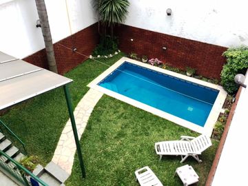 EXCELENTE CASA DE 5 AMB C/DEP DE SERV, JARDIN C/PISCINA, GARAGE Y 3 BALCONES