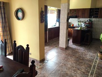 EXCELENTE CASA DE 5 AMB C/DEP DE SERV, JARDIN C/PISCINA, GARAGE Y 3 BALCONES