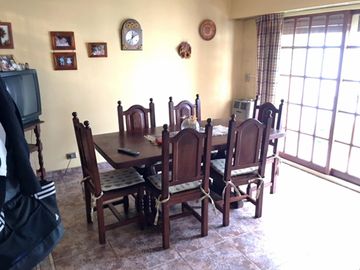 EXCELENTE CASA DE 5 AMB C/DEP DE SERV, JARDIN C/PISCINA, GARAGE Y 3 BALCONES