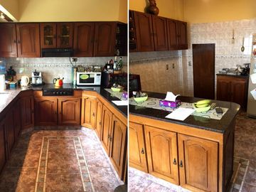 EXCELENTE CASA DE 5 AMB C/DEP DE SERV, JARDIN C/PISCINA, GARAGE Y 3 BALCONES