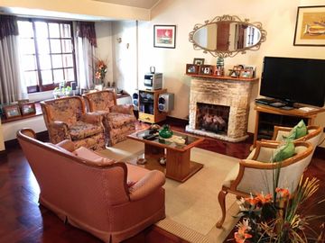 EXCELENTE CASA DE 5 AMB C/DEP DE SERV, JARDIN C/PISCINA, GARAGE Y 3 BALCONES