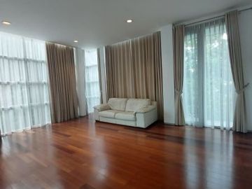 Rumah di Jalan Bangka Kemang, Jaksel. Tanah luas