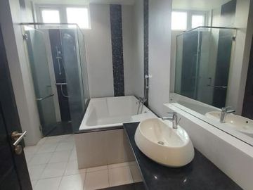Rumah di Jalan Bangka Kemang, Jaksel. Tanah luas