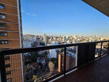 VENTA DEPARTAMENTO 3 AMBIENTES CON DEPENDENCIA RECICLADO COCHERA BAULERA PISO ALTO BELGRANO R