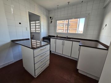 VENTA DEPARTAMENTO 3 AMBIENTES CON DEPENDENCIA RECICLADO COCHERA BAULERA PISO ALTO BELGRANO R