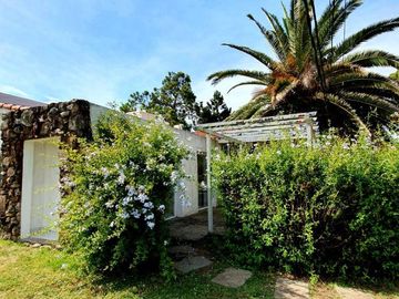 Casa de 4 dormitorios en primera línea con patio en La Barra, Maldonado