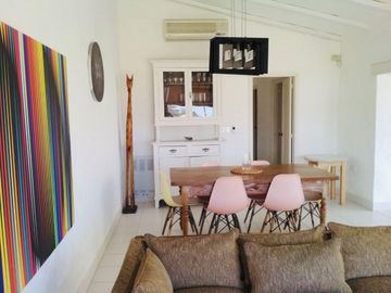 Casa de 4 dormitorios en primera línea con patio en La Barra, Maldonado