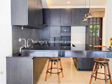 Rumah Mewah di Mutiara Kemang + Kolam Renang