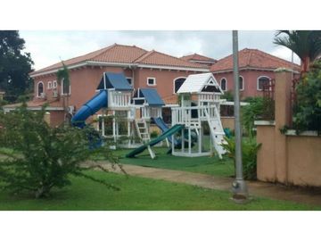 AMPLIA CASA L/B CON PISCINA CLAYTON VILLAGE 4REC 870 MT2
