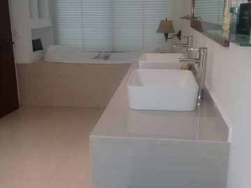 BOSQUES DE LAS LOMAS, Casa de 3 recámaras con amplio jardín y terrazas