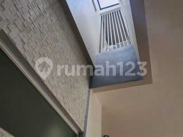 Rumah di Pusat Kota Dekat Sekolah Pius